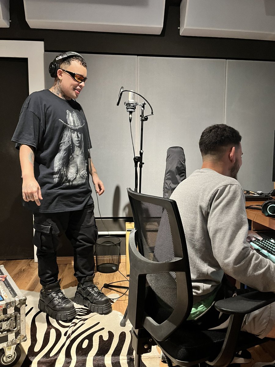 pnplstorm's tweet photo. Glória Groove nesse momento em nossos Studios gravando sua parte para o Poesia Acústica 14 😁🍍❤️ https://t.co/GW1IFJhVBq