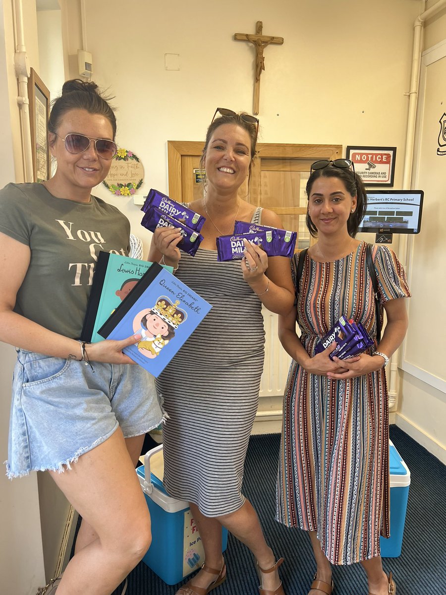 LINSGREATERMAN1's tweet photo. Member Pioneer @daryll_clarke helped
Support a special Literary day y’day.  @stherbsfriends gathered donated chocolate &amp; added golden tickets for prizes! We gave books too, along with our @coopuk values to inspire pupil reading &amp; futures #ItsWhatWeDo #Chadderton @NessCalverley 📚 https://t.co/vvhpW2x7ON