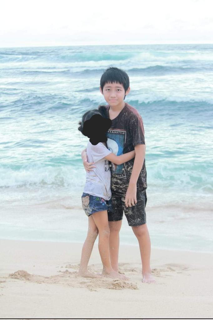 masojol_smg's tweet photo. Pergi dari rumah jalan kaki, tadi pagi membawa tas hitam, nama: Valentino umur 14th, anak tsb skg tidak bisa dihubungi hpnya(mati). Minta tolong  Bila ada yg melihat atau bertemu dengannya  mohon ditahan dulu dan bisa menghubungi ortunya bapak Simon Aris no hp: 0821-9107-8768. https://t.co/3oddxaAcM3