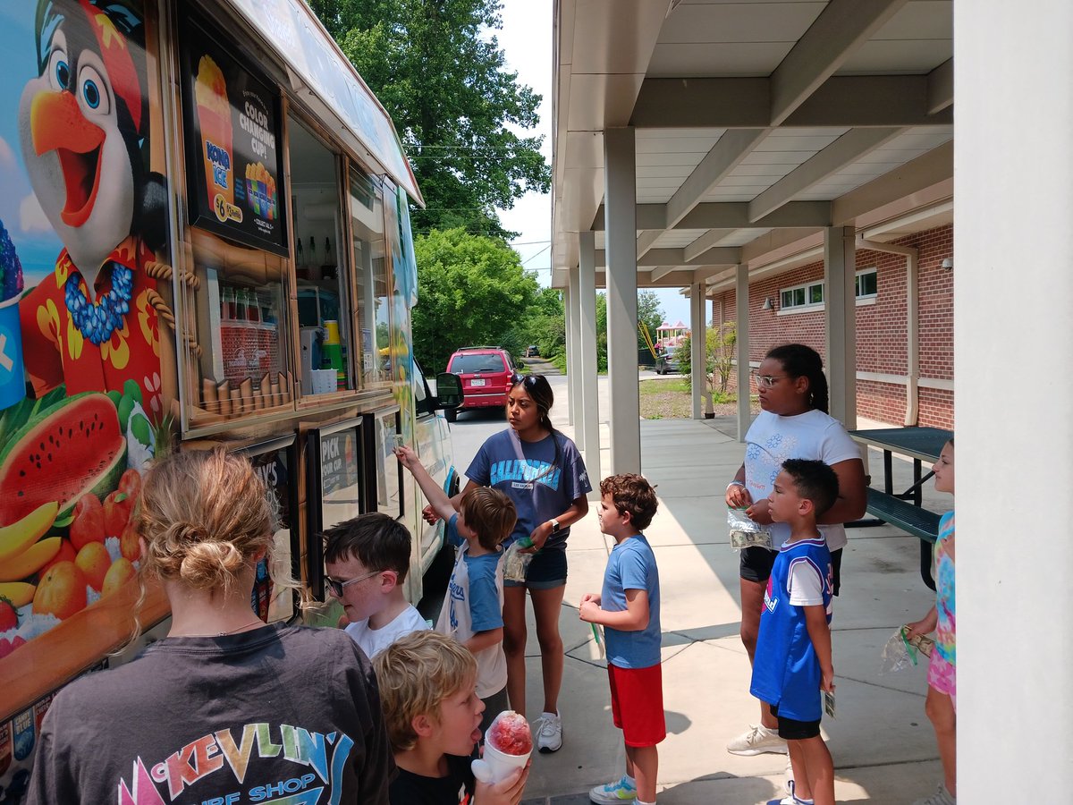 fmteducare's tweet image. It&apos;s always awesome when Kona Ice comes! #KonaIceOfJohnsonCity #JustWhatWeNeeded #ThanksMrKevin #2023SummerEducare