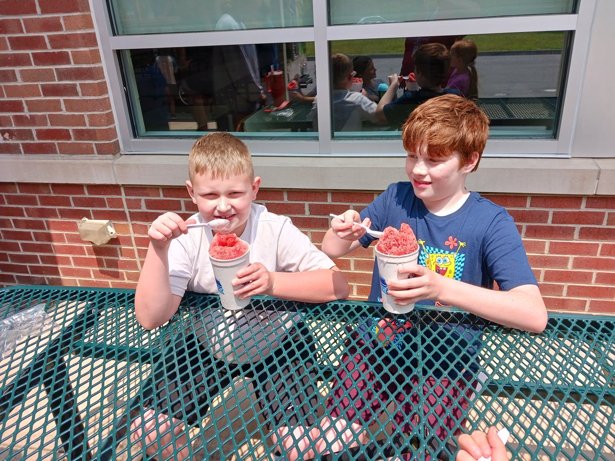 fmteducare's tweet image. It&apos;s always awesome when Kona Ice comes! #KonaIceOfJohnsonCity #JustWhatWeNeeded #ThanksMrKevin #2023SummerEducare