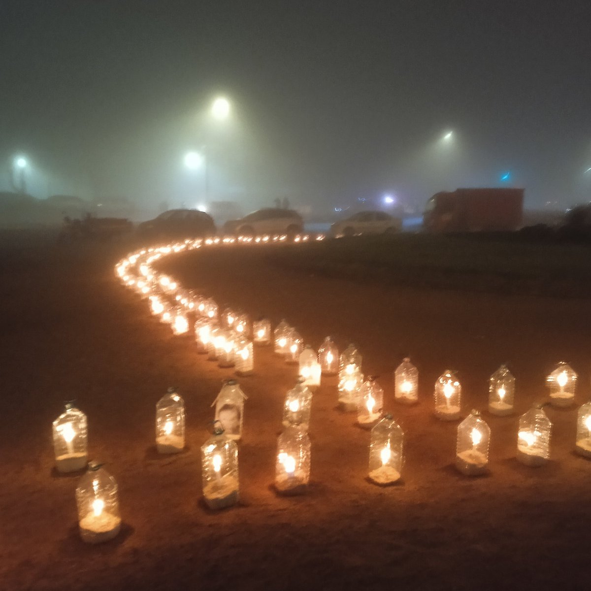 FedericoGrana's tweet photo. Salir del Palacio Legislativo y encontrarlo rodeado de velas llevadas por la gente además de hermoso es una imagen casi perfecta.

Sencilla y contundente, cómo la lucha de un pueblo que tomó las calles y recuperó lo que unos traidores le arrancaron.

#NuncaMasTerrorismoDeEstado https://t.co/LqFTcws8mV