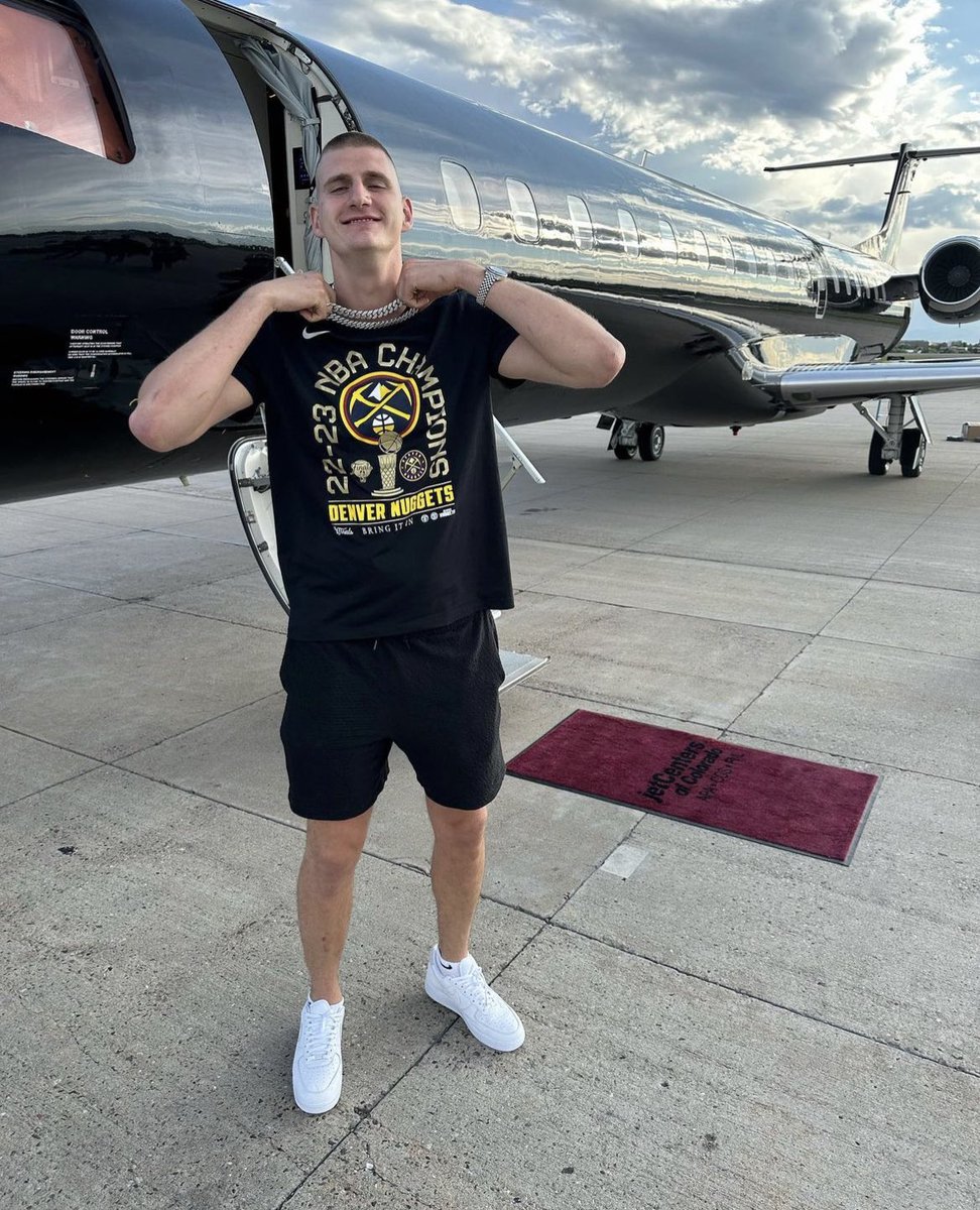 BronGotGame's tweet image. Who iced out Jokic?😭😭