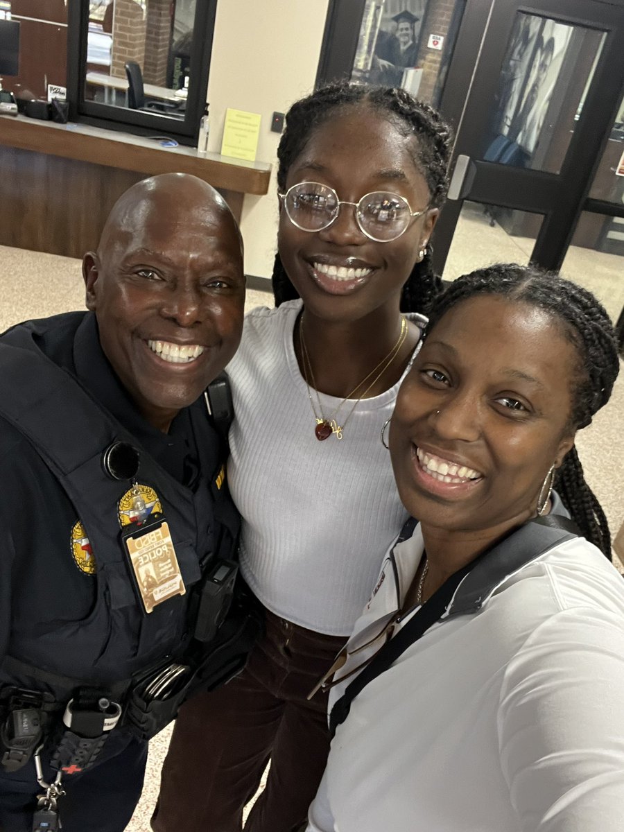 I never get tired of celebrating you @kelechidke The ride home back to Cypress I KNEW I was supposed to be somewhere at 5:30🤔😩🥺…The 52 mins in traffic to turnaround & come back to support you will always be worth it!  Sis is Tired! I am Sis!🥱@FBISDAthletics @SFAHS_Bulldogs