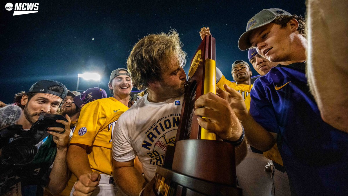 A CHAMPION'S KISS! 😙

#MCWS x <a href="/LSUbaseball/">LSU Baseball</a>