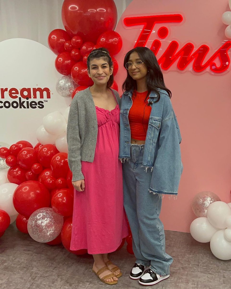 maitreyirbrasil's tweet photo. Chuva de conteúdo da Maitreyi no evento de lançamento dos #DreamCookies da Tim Hortons. 🍪❤️ https://t.co/hGEUlnyVeb
