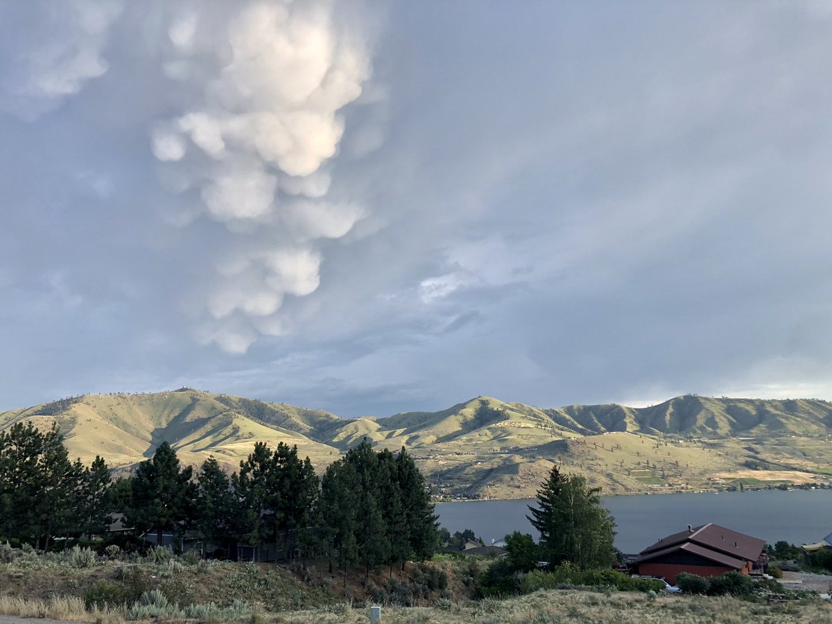 ncallero's tweet photo. Unusual cloud formations over Lake Chelan. What kind of clouds are these @ShannonODKOMO #wawx https://t.co/MB5QJClK0n