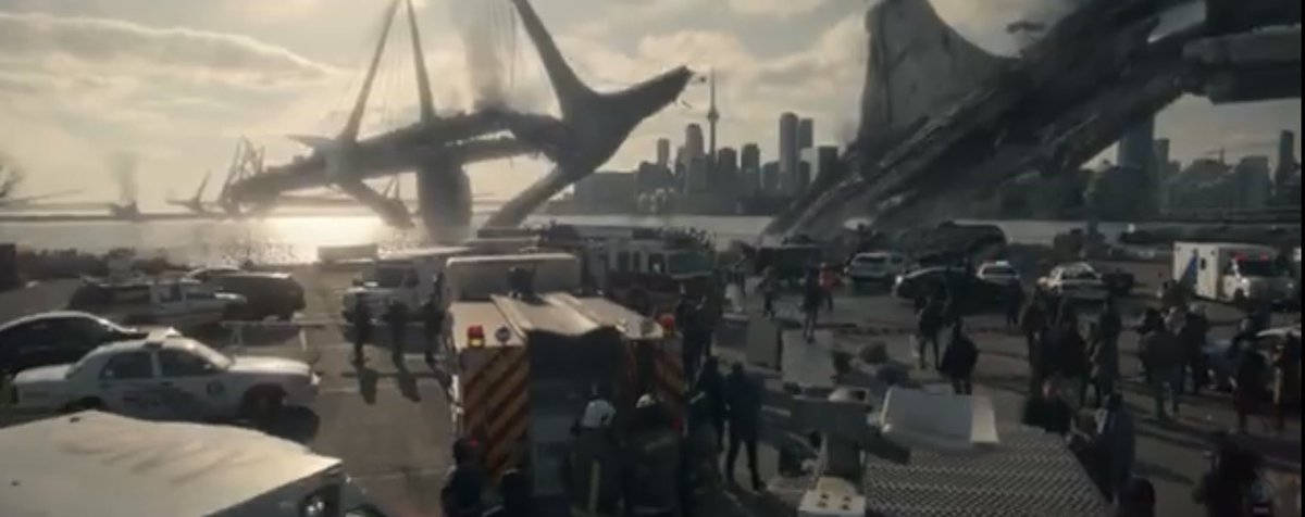 heyysaroo's tweet image. This is the scene I’m in…and let me just tell you that is NOT how I imagined the bridge I was pretending to look at. 😂

#backgroundactor