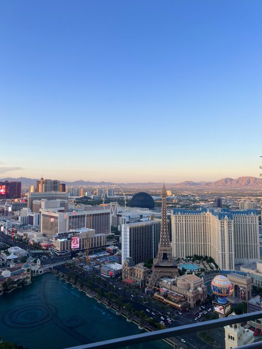 your view vs my view 👽 https://t.co/8z33FLgwv9