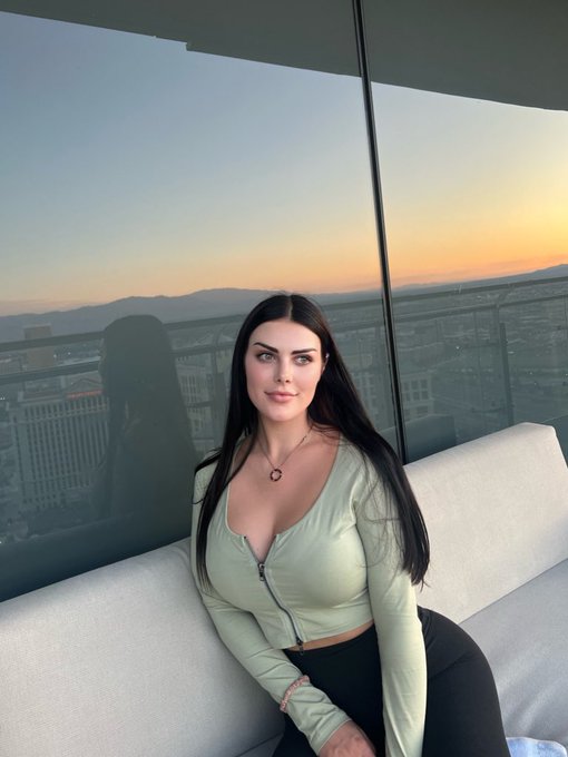 your view vs my view 👽 https://t.co/8z33FLgwv9