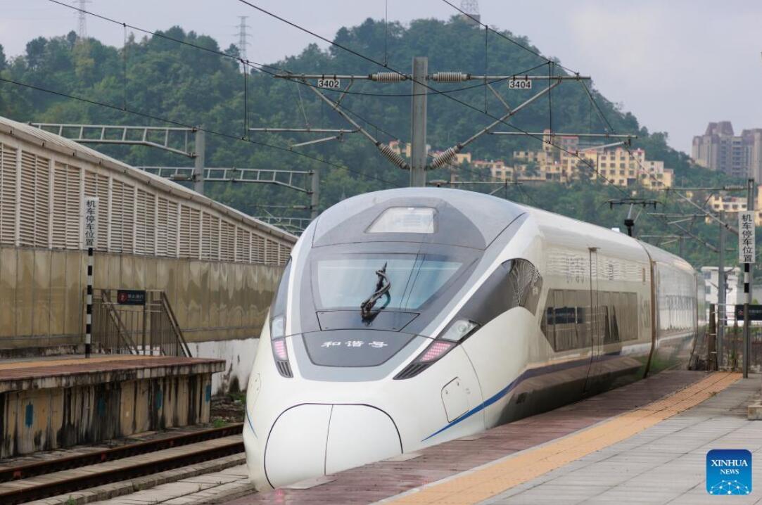 chinaorgcn's tweet image. With the departure of test train 55311 from Guiyang North Station, the Guiyang-Nanning high-speed railway officially started its operation tests on Monday. china.org.cn/photos/2023-06… #highspeedtrain #railway #infrastructure #TRAIN