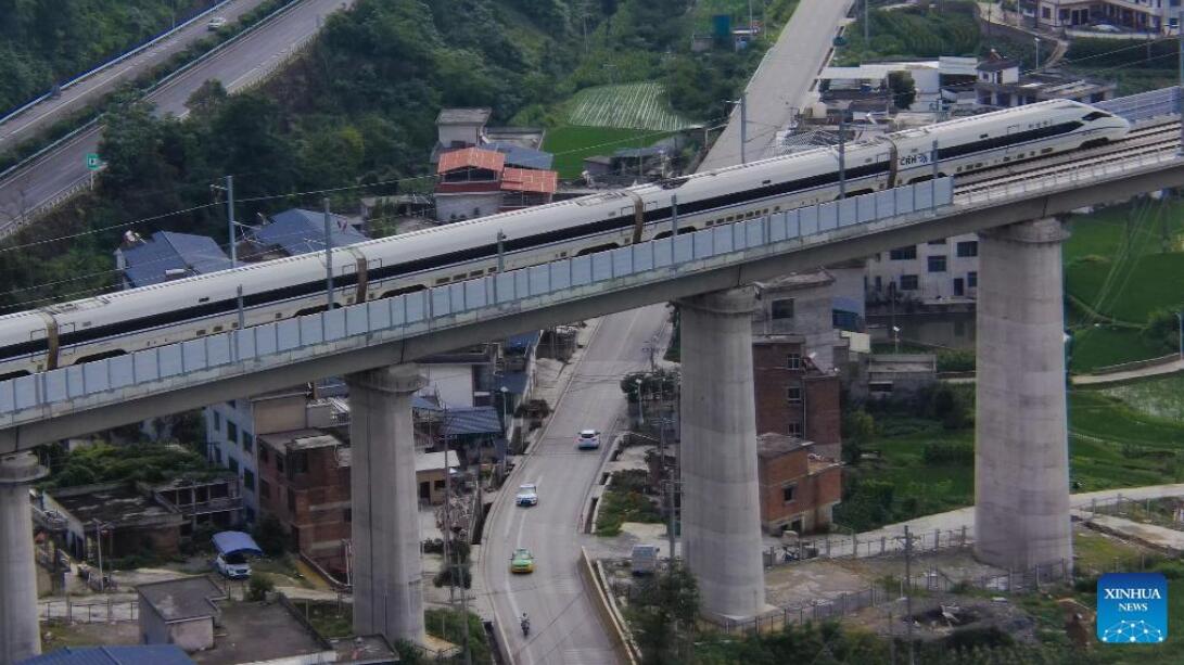 chinaorgcn's tweet image. With the departure of test train 55311 from Guiyang North Station, the Guiyang-Nanning high-speed railway officially started its operation tests on Monday. china.org.cn/photos/2023-06… #highspeedtrain #railway #infrastructure #TRAIN