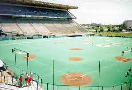 Winnipeg Stadium wasn't just for football and turf burning your ass.

Home of many baseball games.

#CFL #Baseball