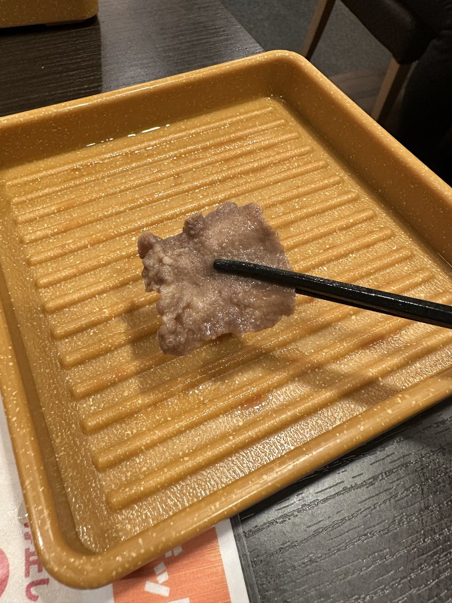 P_chan_116500LN's tweet photo. 貧困なので友達とシャブ葉で100枚食べました。
なかなか持って帰ってくれなくてタワー作って遊んでたら嫌な顔されました。

悲しい。

向こうが見えるくらい肉が薄くて、これならいくらでも食べれるなと思いました。

#DJ40
#ロレゾール https://t.co/GD6XCVIpGy