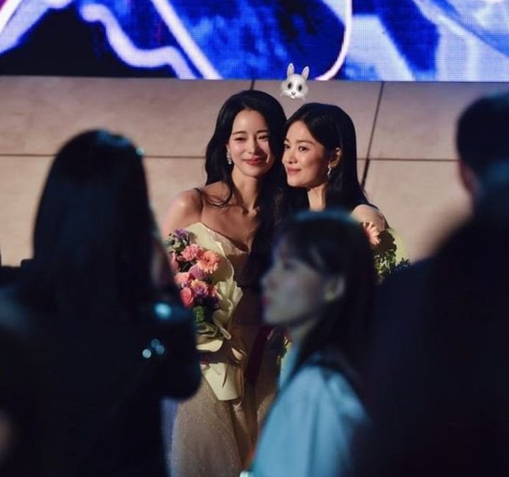 'On this day, I took a lot of pictures with #SongHyeKyo unnie. There were a lot of bloody scenes, so I didn't take many pictures. So I chased her around and took pictures. 'Unnie, a picture! Unnie, a picture!' Hahaha.'  - #LimJiYeon
#TheGlory

© JTBC