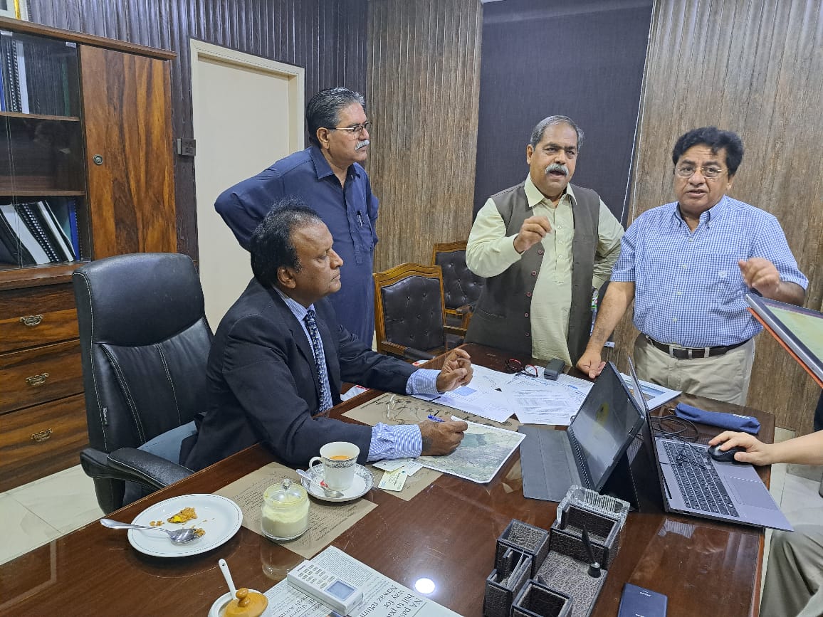 Japan International Cooperation Agency (JICA) Advisory Team (Mr. Toshihiro Goto, Kohe Takayama, Takafumi Sueishi & Mr. Qasim) discussion with Mr. Sajid Ali Bhutto, Chief Engg, Barrage Management Unit (BMU) & Addl Secretary (Tech) at head office of Irrigation Department, Karachi