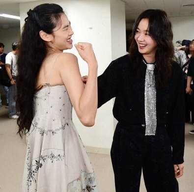 In love with these two cute and funny girls😂🩷

#KimGoEun #JungHoYeon