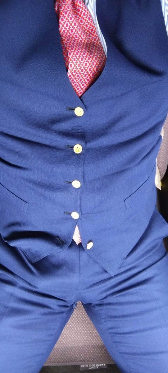 shinnonke's tweet photo. 既婚ガッチリリーマンのオシャレスーツ姿。
密かに見える膨らみがやらしい。
この後スラックスから…。
反応よければお見せします。 https://t.co/LMaSMws050