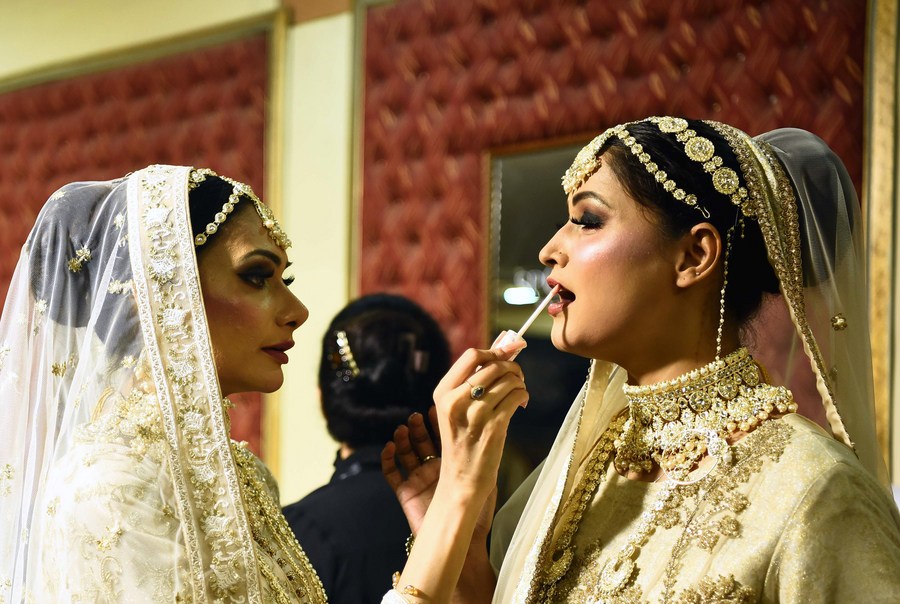 Zhang Meifang on Twitter "Shining jewellery, exquisite makeup and