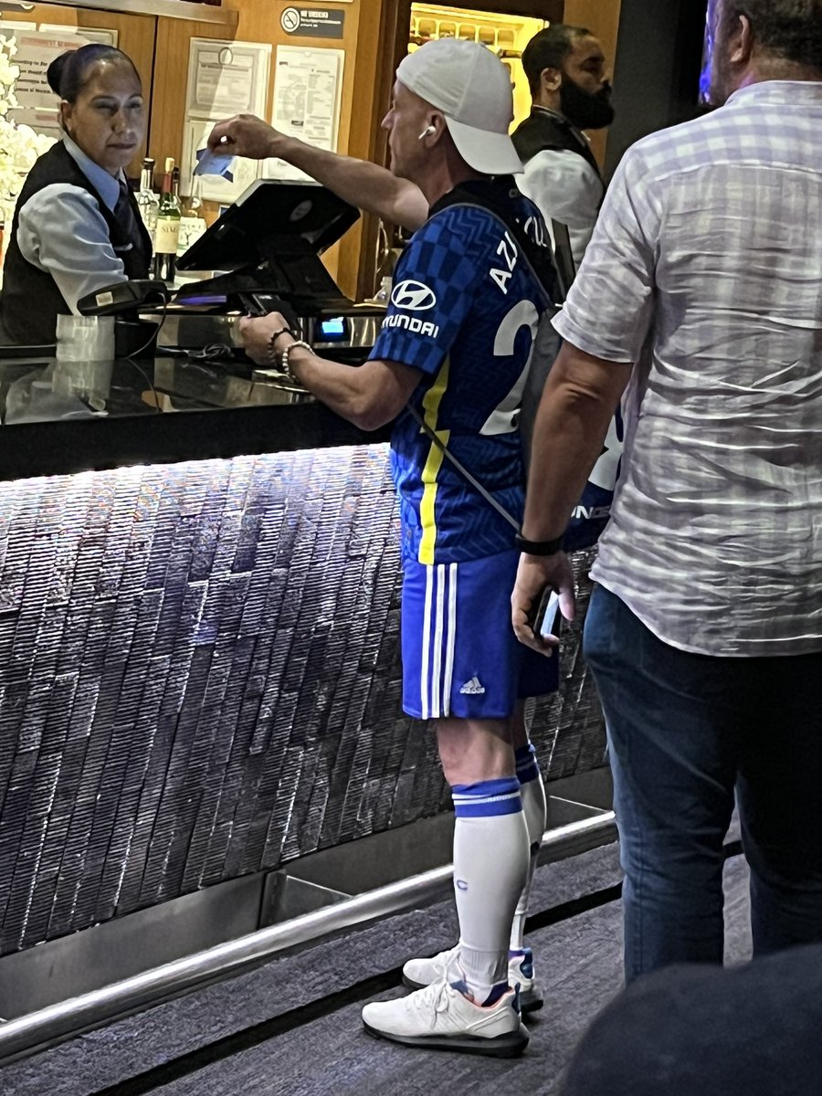Its #fullkitwanker here tonight at the Tears for Fears gig in Madison Square Garden. That’s a grown ass man 😅😂
#chelsea #tearsforfears #madisonsquaregarden