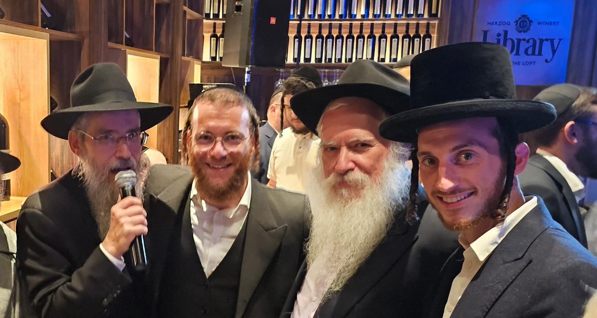 4 people
3 singers
2 sets of brothers
1 Rabbi