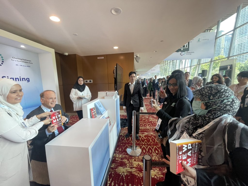 eithnetreanor's tweet photo. @DanielYergin continues to maintain his energy rock-star 🕺🏼status as hundreds of dedicated fans line up to get a signed copy of his great book #TheNewMap - Essential reading for anyone interested in energy, geopolitics & economic progress @EnergyAsia2023 @CERAWeek 👍 https://t.co/hj597FQa0a