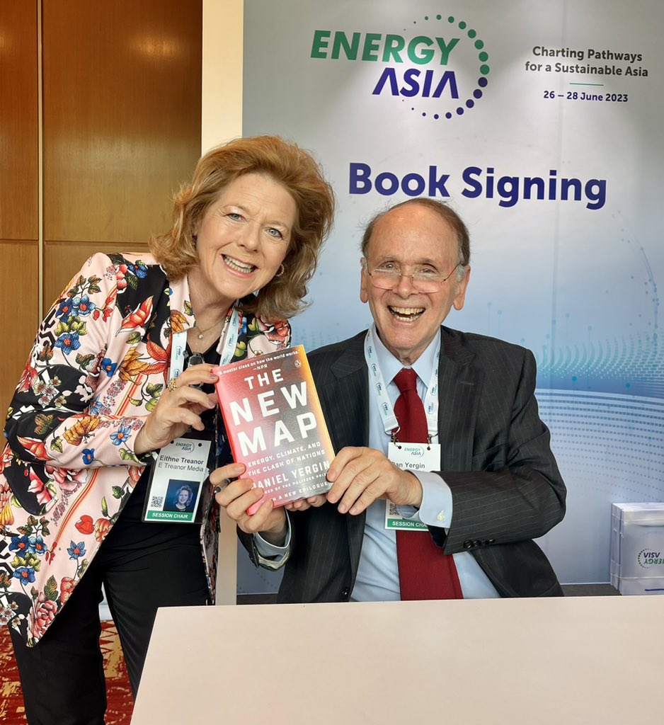 eithnetreanor's tweet photo. @DanielYergin continues to maintain his energy rock-star 🕺🏼status as hundreds of dedicated fans line up to get a signed copy of his great book #TheNewMap - Essential reading for anyone interested in energy, geopolitics & economic progress @EnergyAsia2023 @CERAWeek 👍 https://t.co/hj597FQa0a