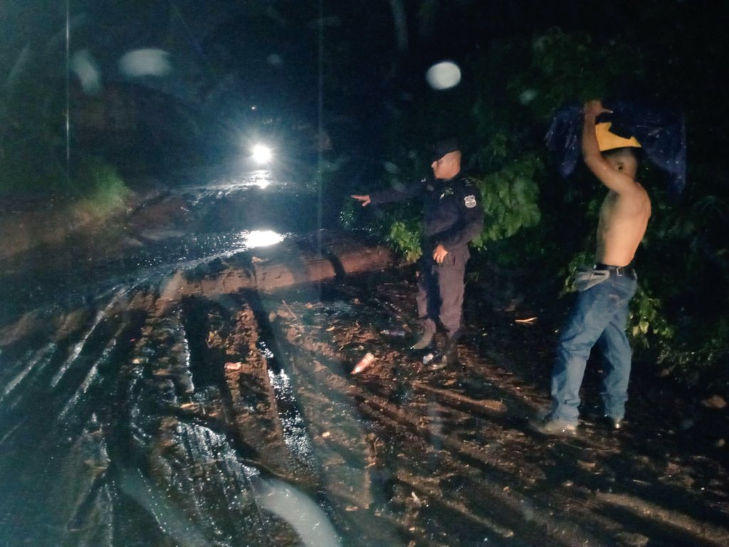 PNCSV's tweet photo. Atendimos el llamado del cantón Chanmico, en San Juan Opico, La Libertad, donde la quebrada se desbordó e inundó por un momento la carretera Panamericana, en el sentido a Quezaltepeque.

Se está a la espera de la maquinaria para retirar por completo los escombros arrastrados por la lluvia.