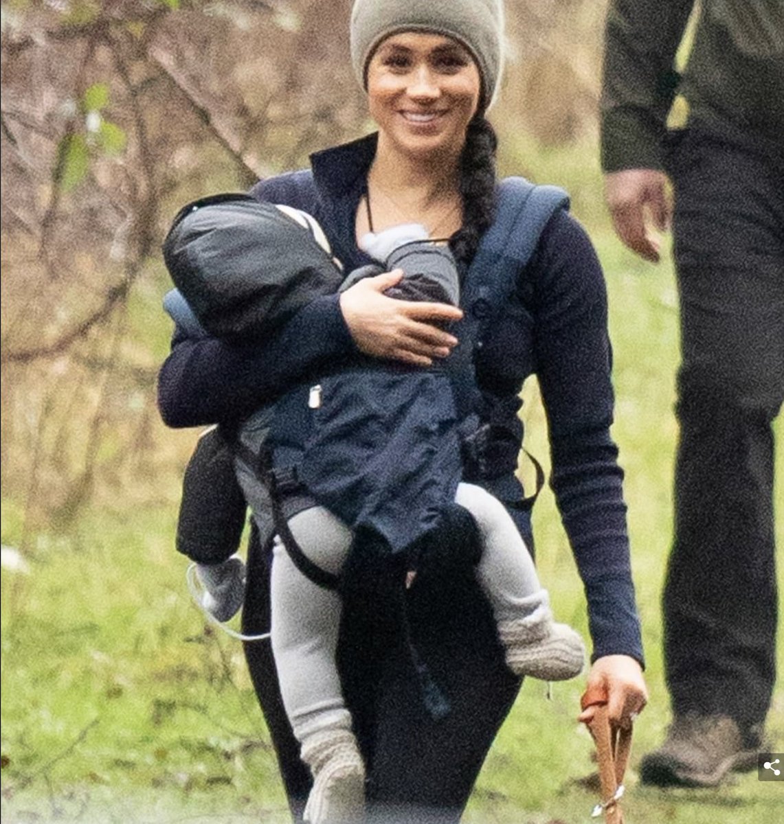 OllieLove44's tweet photo. OMG!!Every single picture you Google of baby’s in baby carriers their little legs bend at the knee-no matter what

Meghan’s fake baby is just hanging there!!
Not a knee bend or moment in sight.

How stupid is this women? 

I’m even feeling sorry for the fake baby!
#SussexBabyScam https://t.co/z0CKdM0Uc9