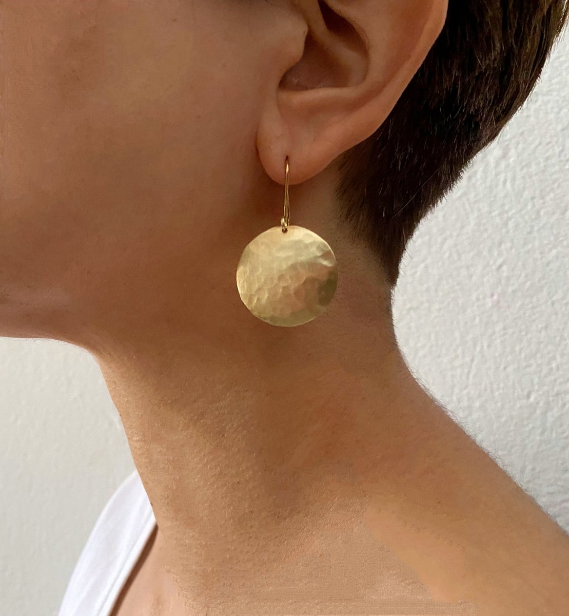 ColorLatinoJ's tweet image. New gold convex circle earrings for every day use - FREE shipping ! etsy.me/3NNVa8d #goldearrrings  #birthdaygift  #circleearrings #domeearrings #minimalistearrings #discearrings #hookearrings #colorlatinojewelry @etsy