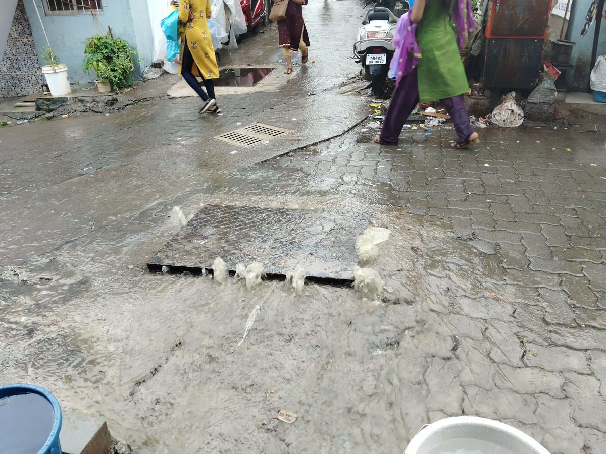 imjinks7's tweet photo. २-३ दिवस झाले सतत drainge line मधून पाणी वाहत आहे आणि तसेच  ते पूर्ण रस्तावर वाहत आहे..त्यामुळे रोग पसरण्याची शक्यता आहे,कृपया लवकरात लवकर याकडे लक्ष द्यावे ही विनंती
पत्ता-संत तुकाराम मार्ग,गणेश पान बिडी शॉप,माने कंपाऊंड काजूपाडा बोरिवली पूर्व, मुंबई -६६

@mybmcWardRC @mybmc https://t.co/4fnCz6SeIA