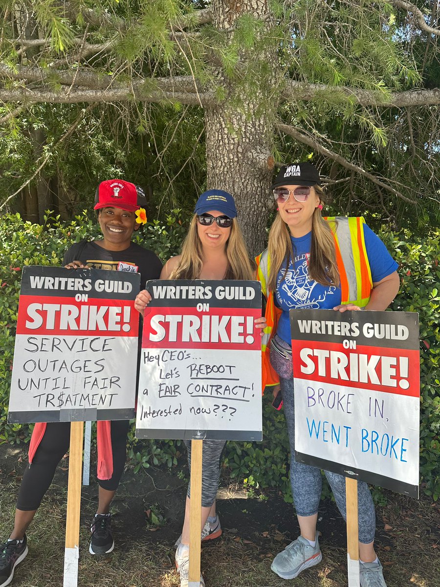 Week 9, Day 1:

WB might be changing things up on their end (their signs) 🪧, but nothing has changed on our end. We’re out here fighting until the companies are ready to make a fair deal ✊🏾.

#WGAStrike #WGAStrong #iu #wgawest #WGAatWB