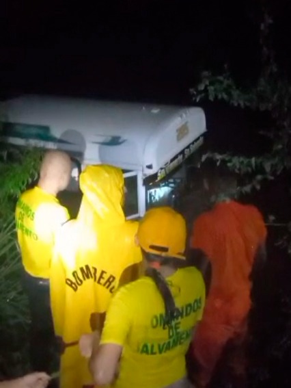 edward_beats's tweet photo. @alertacomando logro rescatar con vida al motorista del bus que fue arrastrado por creciente en #Nahulingo #Sonsonate
#ClimaSV #lluvias https://t.co/GB9trlXXMn