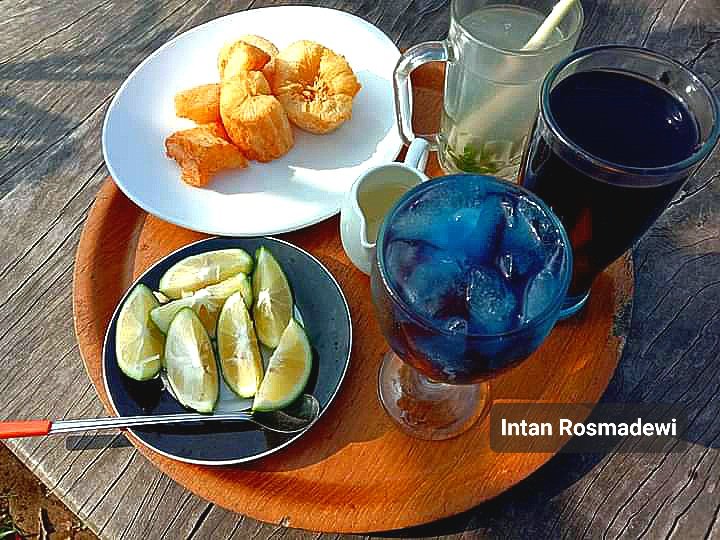 Sederhana sekali hidangan kali ini : singkong goreng, teh biru, lemon . . . Nikmatnya selangit langit . . . #BETAwards #gistlover #Barbie mudah sekali untuk copy paste hidangan ini semua bisa lakukan sekarang juga tinggal nyari singkongnya, gula batu, 
.