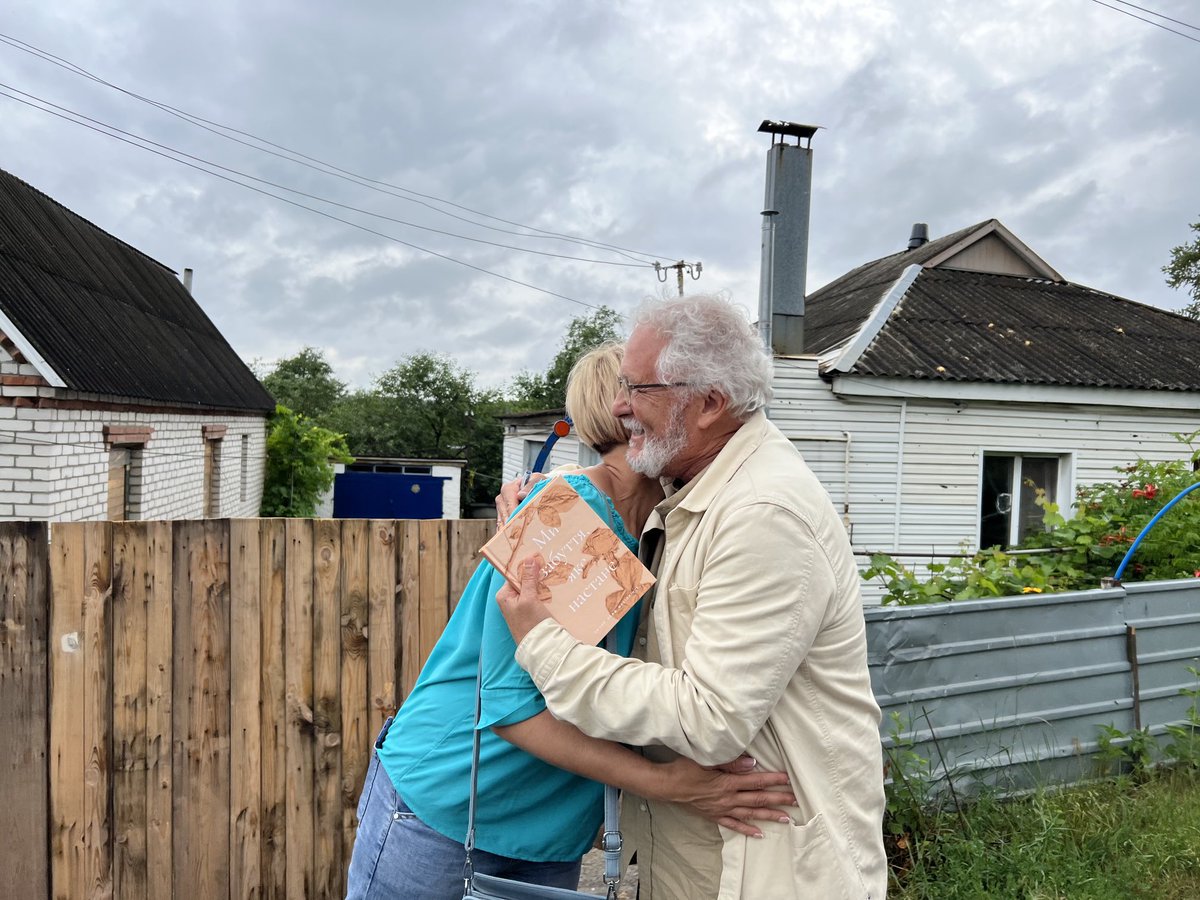 Famous Colombian writer Hector Abad Faciolince and Ukrainian librarian Yulia in the liberated village of Kapytolivka, where Ukrainian writer Volodymyr Vakulenko was abducted by the occupiers. 

It feels like a solidarity hug from America Latina for Ukraine 💛💙

#aguantaUcrania