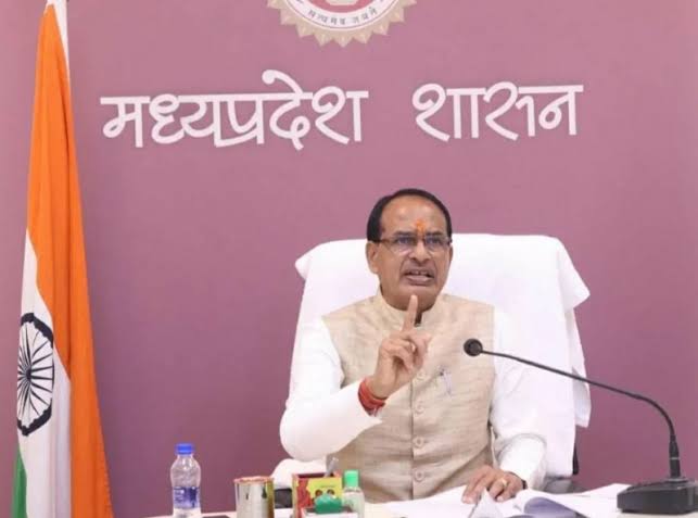 DarasinghSolan's tweet photo. @CMMadhyaPradesh @narendramodi साँप सीढ़ी चयन प्रक्रिया की,
कैसे माँ को समझाऊ।
किस सांप ने कांटा कहाँ गिरा मैं,
कैसे उनकों बतलाऊ मैं।
#RELEASE_MP_SUB_ENGINEER_JOINING_LETTER
@ChouhanShivraj 
@Raobrijendra1
@bhargav_gopal
@OfficeOfKNath
@jitupatwari
@CMMadhyaPradesh 
@MPTakOfficial 
@Indersinghsjp 
@bjpdrmahen https://t.co/fZt1U6A7F9