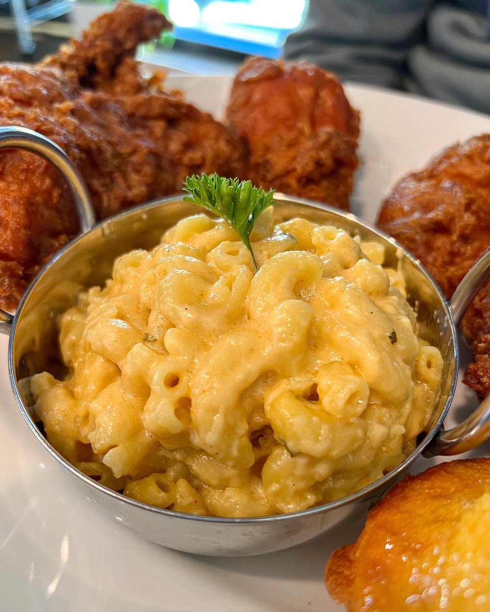 I regret to inform you all that my intense craving for Willie Mae’s absolutely perfect fried chicken once again won out over my hatred of being in Venice. 1/2 fried chicken plates, one with mashed potatoes and one with mac &amp; cheese. So fucking good.🍗