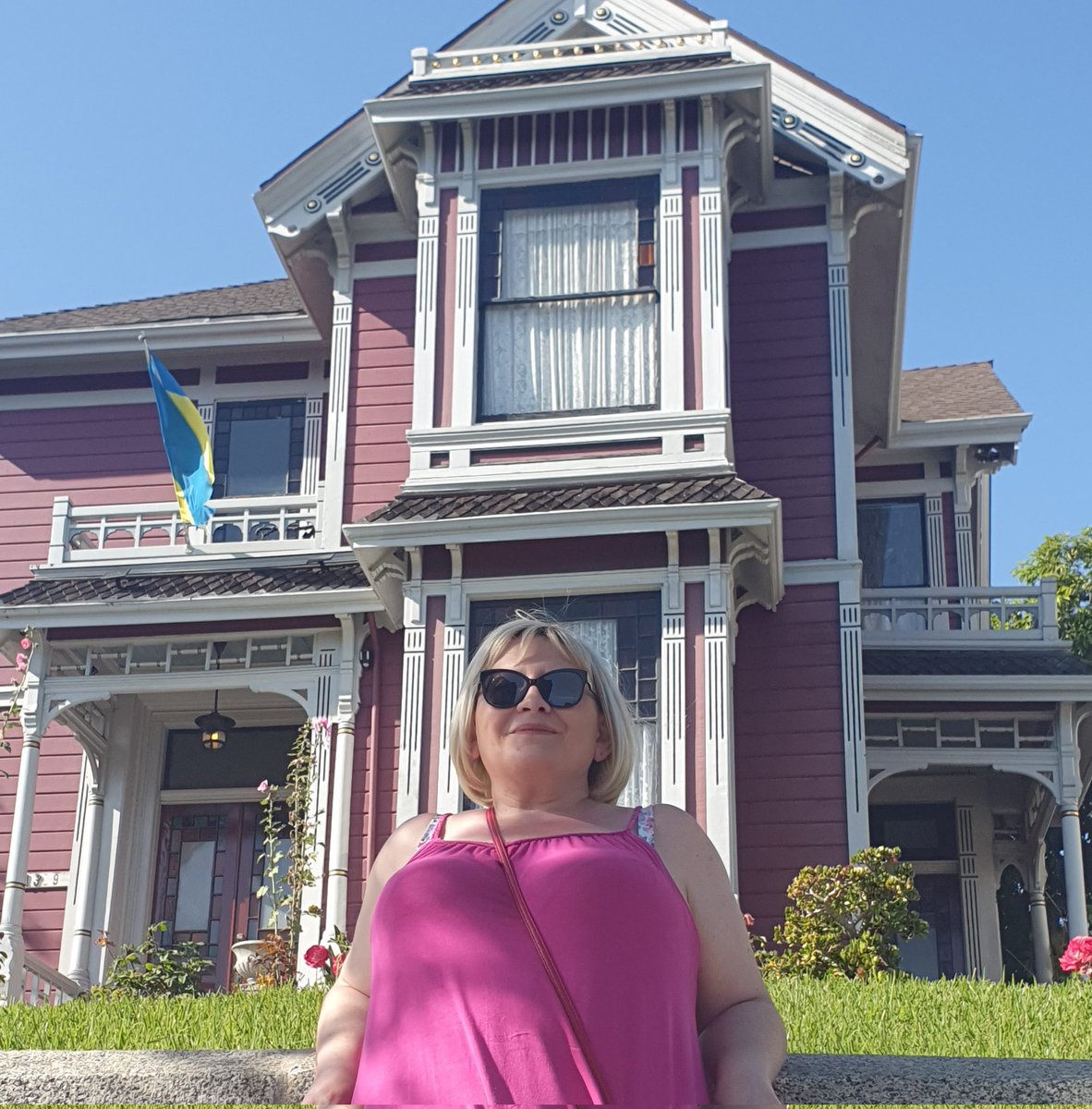 vickigaunt's tweet photo. @Alyssa_Milano visiting the US from the UK.... obviously had to stop by and see my favourite TV house whilst in LA. #thepowerofthree #charmed https://t.co/359V3hzeLN