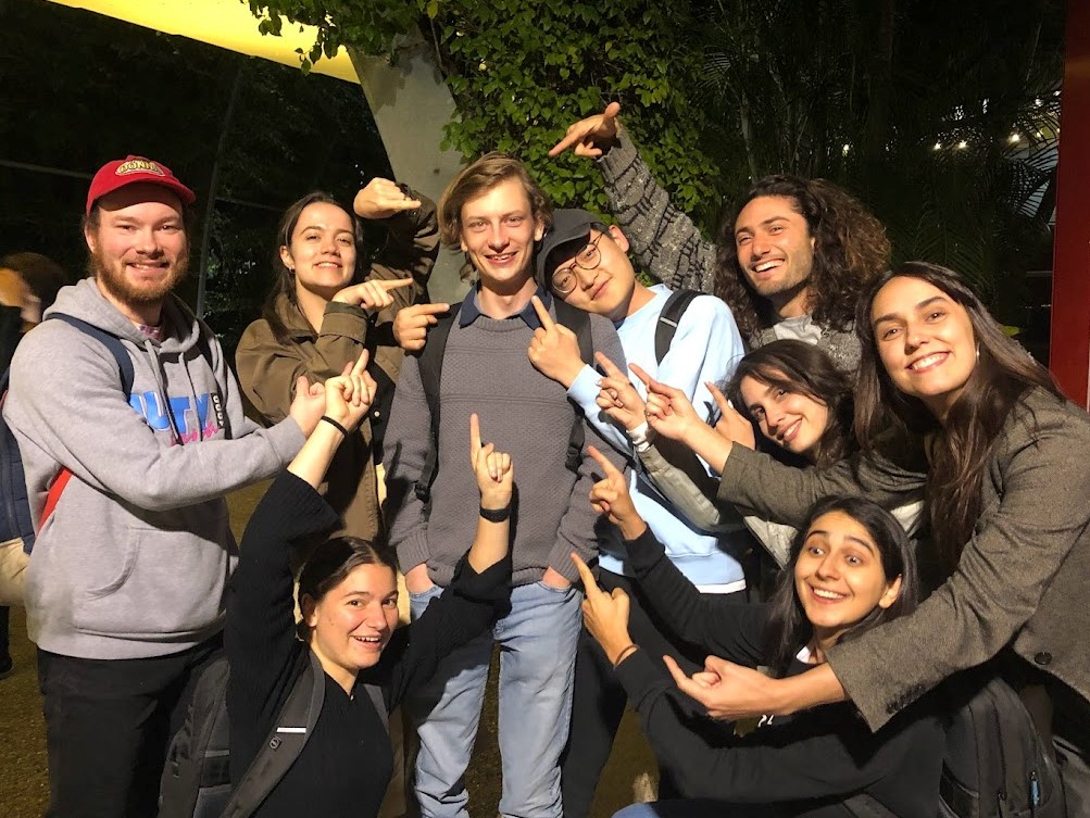 SarahVollert's tweet photo. Guess who just finished their PhD final seminar! Congratulations @CailanJS! 

Thanks for teaching me that you can write your thesis doc in the last few months, that bagels are the highest form of motivation &amp; that you can "accidentally" jigsaw-procrastinate for hours. https://t.co/iqJZ7hiU94