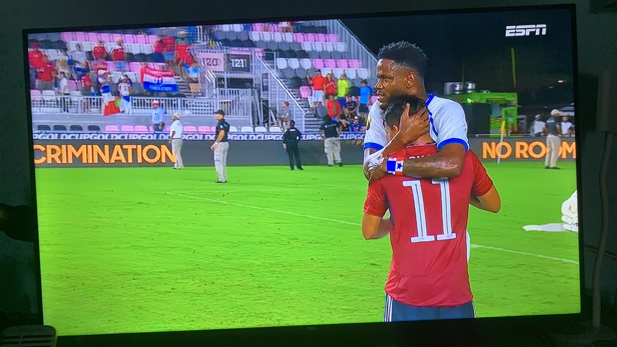 La nota MÁS NEGATIVA del triunfo de Panamá ante Costa Rica en Copa Oro fue la bandera del PRD en las gradas 🤮
