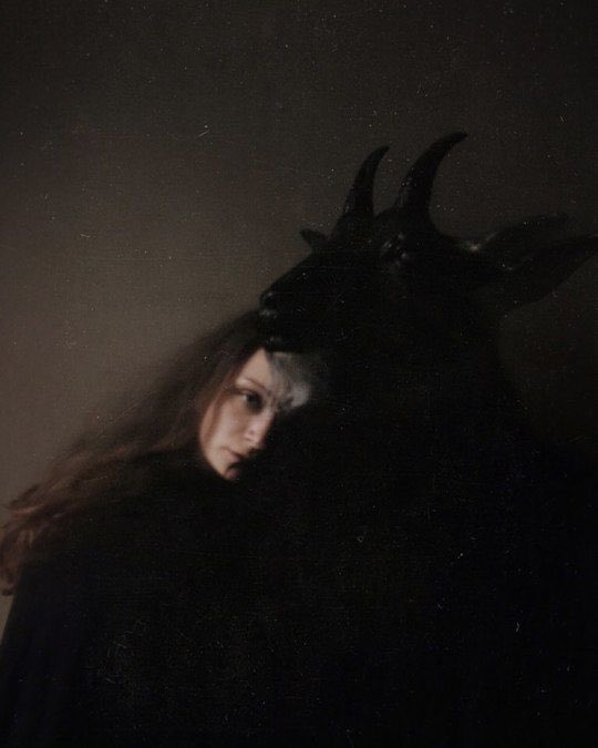 According to East Slavic superstitions, if someone comes at night to ask you to marry them, they are definitely supernatural and most likely evil.
In fact, it might be the Devil himself.

#FairytaleTuesday 
#Superstitiology

🕸️Nona Limmen