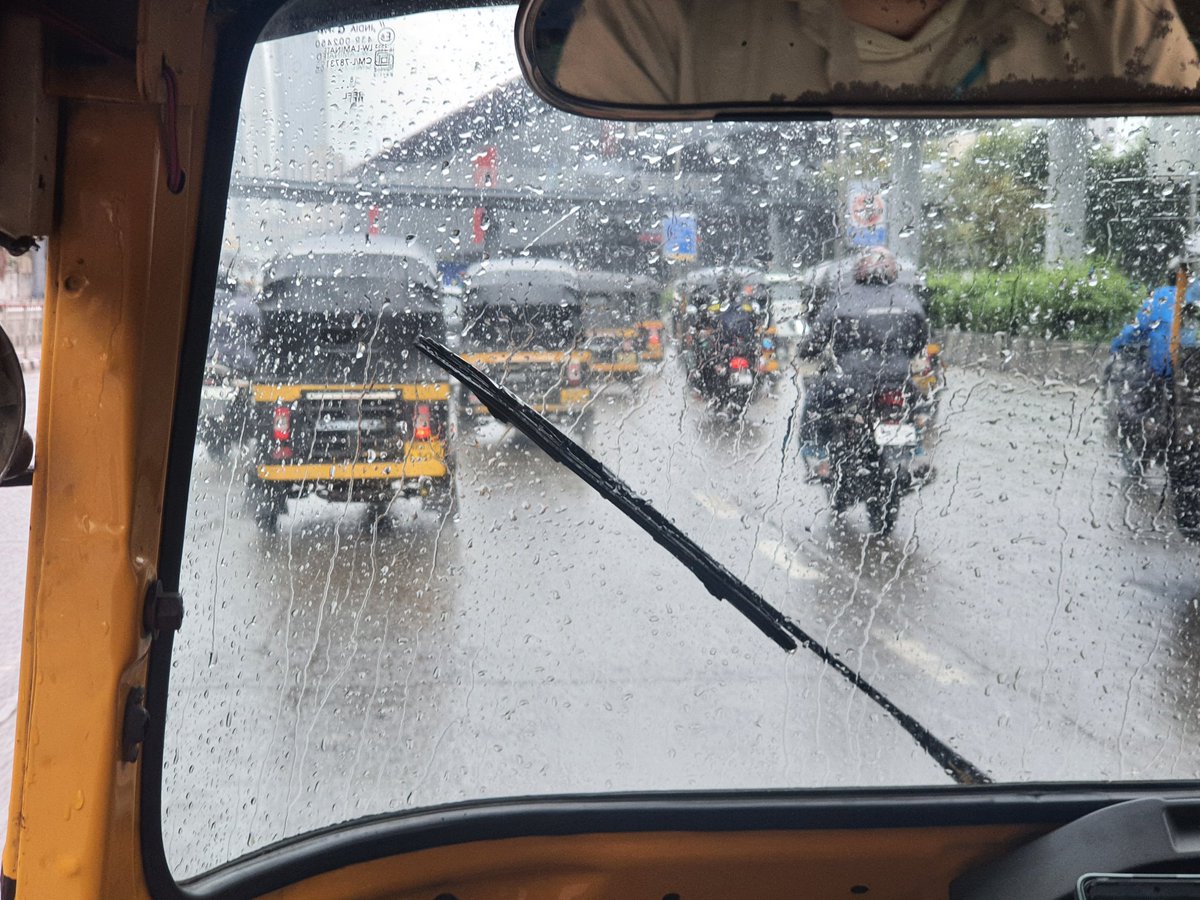 🚲⚠️ Calling all 🛵 scooter /motorbike riders! Stay safe this monsoon season by sticking to the left lane. Slippery roads can lead to tragic accidents. Stay in your lane, ride responsibly, and reach safely ! 🌧️💨 #StaySafeOnTheRoad #MumbaiRains @mybmc @MTPHereToHelp