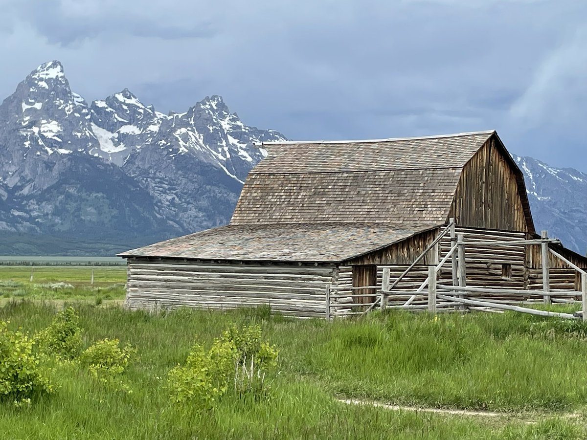 desmonrjackson's tweet photo. Grand Tetons - the best snow caps Ana Mormon Row!!! https://t.co/VqWVuhxlUY