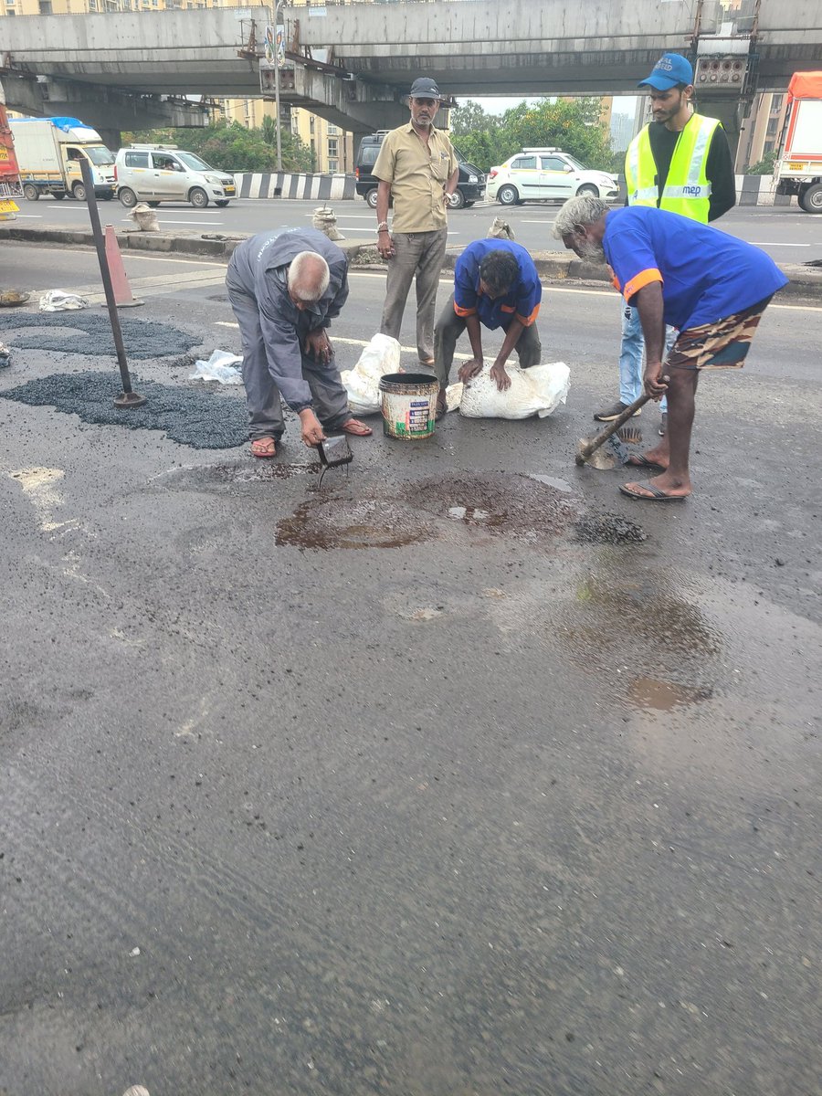 QueenofThane's tweet photo. The way they are repairing potholes! 😥 #thane #mumbai https://t.co/HsDtbOdjcI
