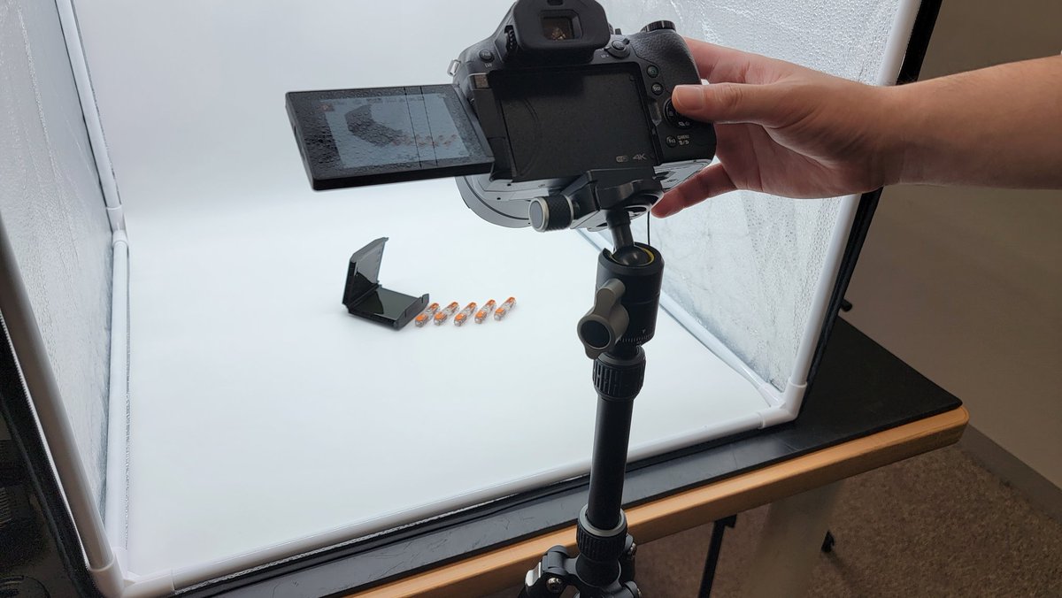 Celljpn's tweet photo. 弊社のECサイト販売パートナー蛙屋さまが、新製品のイージープロテクト直線タイプの写真撮影に来社されています。
弊社の主要製品は、ECサイト蛙屋さまで購入できます。 https://t.co/VlrUI5yxye