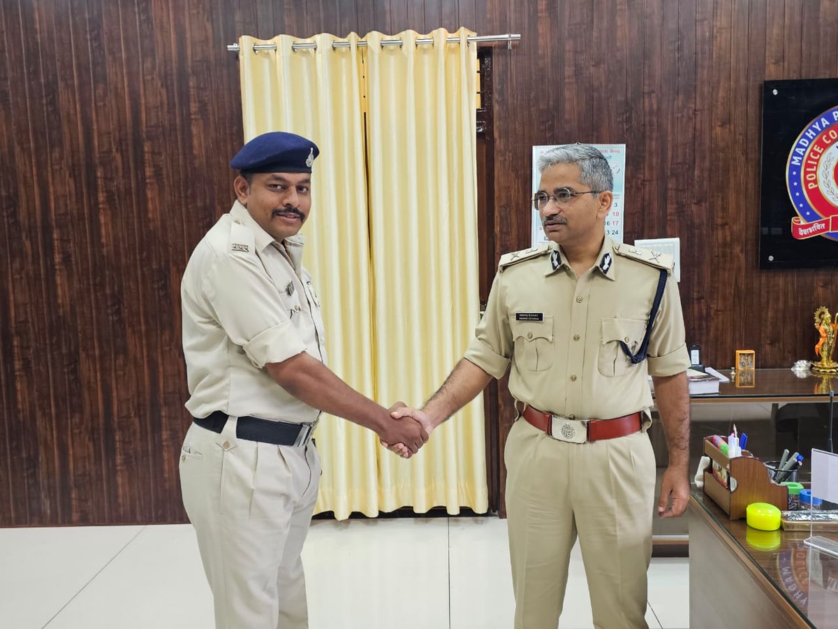 CP_INDORE's tweet photo. ड्यूटी के दौरान करंट लगने से गिरे विद्युतकर्मी की जान बचाने वाले आरक्षक ऋषभ दीक्षित के कार्य की सराहना कर,पुलिस कमिश्नर इंदौर ने किया 1500 रू. के "कैश रिवार्ड" से सम्मानित। https://t.co/AUew32qRHK