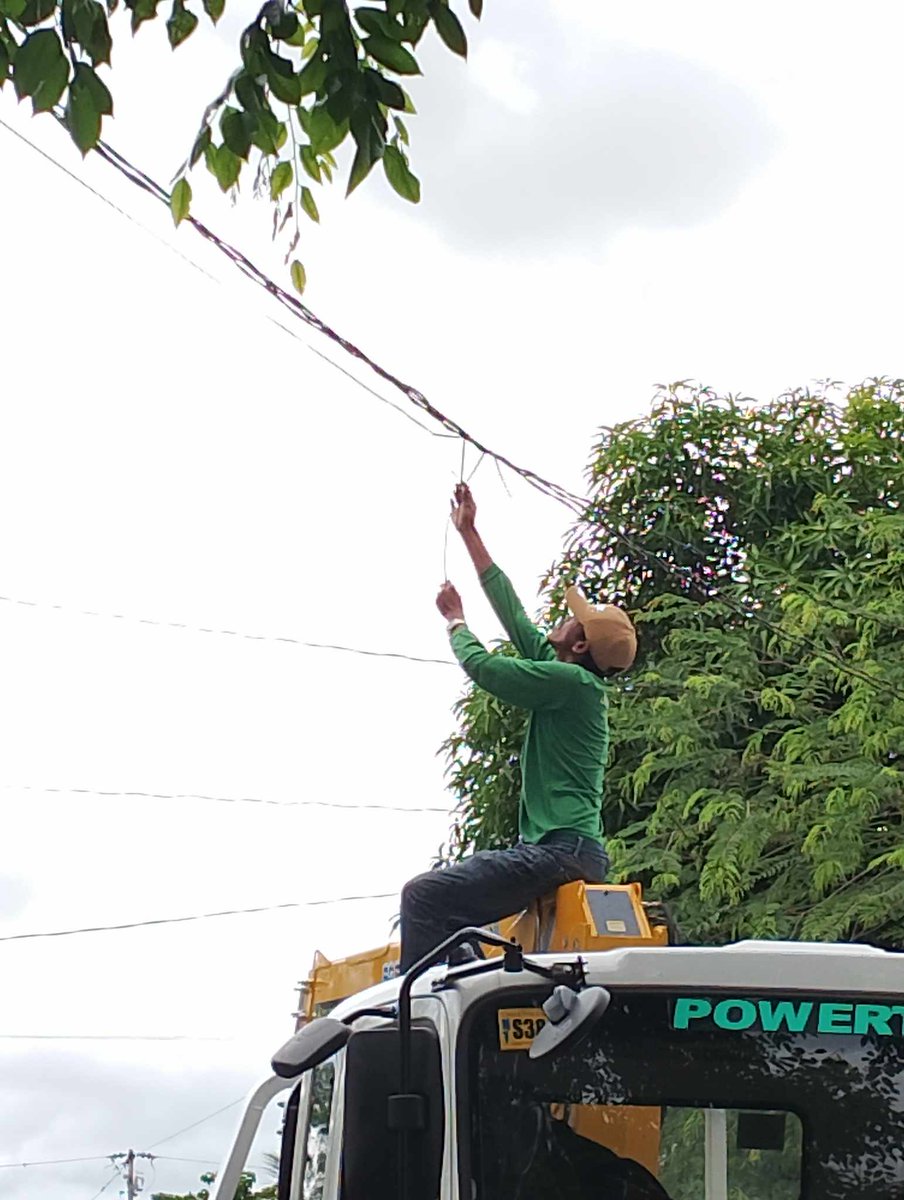 MarlexJacob's tweet photo. @PLDT_Cares @PLDTHome Paki ayus naman po line namin naputol ng truck na dumaan. Need po asap, kasi WFH setup po ako. https://t.co/Q9Sc91KfTZ