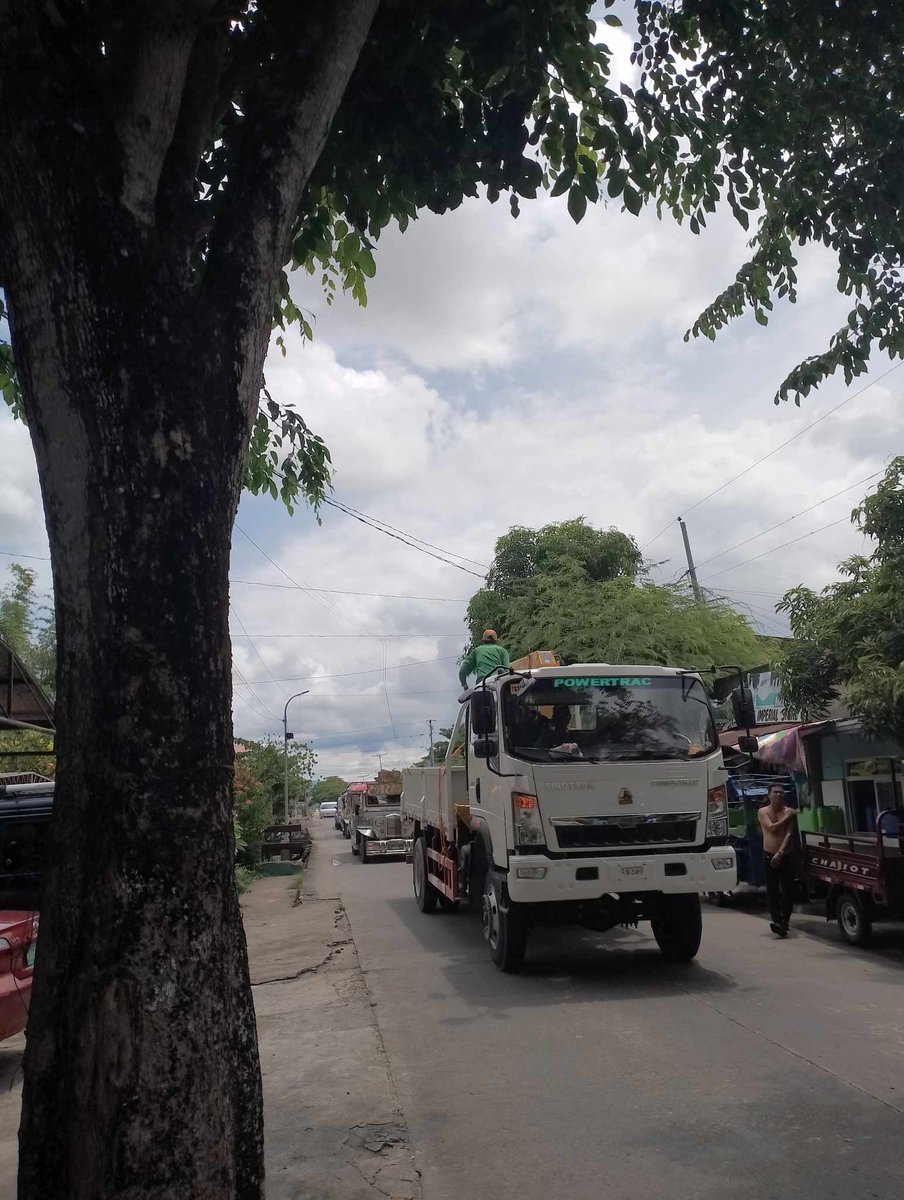 MarlexJacob's tweet photo. @PLDT_Cares @PLDTHome Paki ayus naman po line namin naputol ng truck na dumaan. Need po asap, kasi WFH setup po ako. https://t.co/Q9Sc91KfTZ