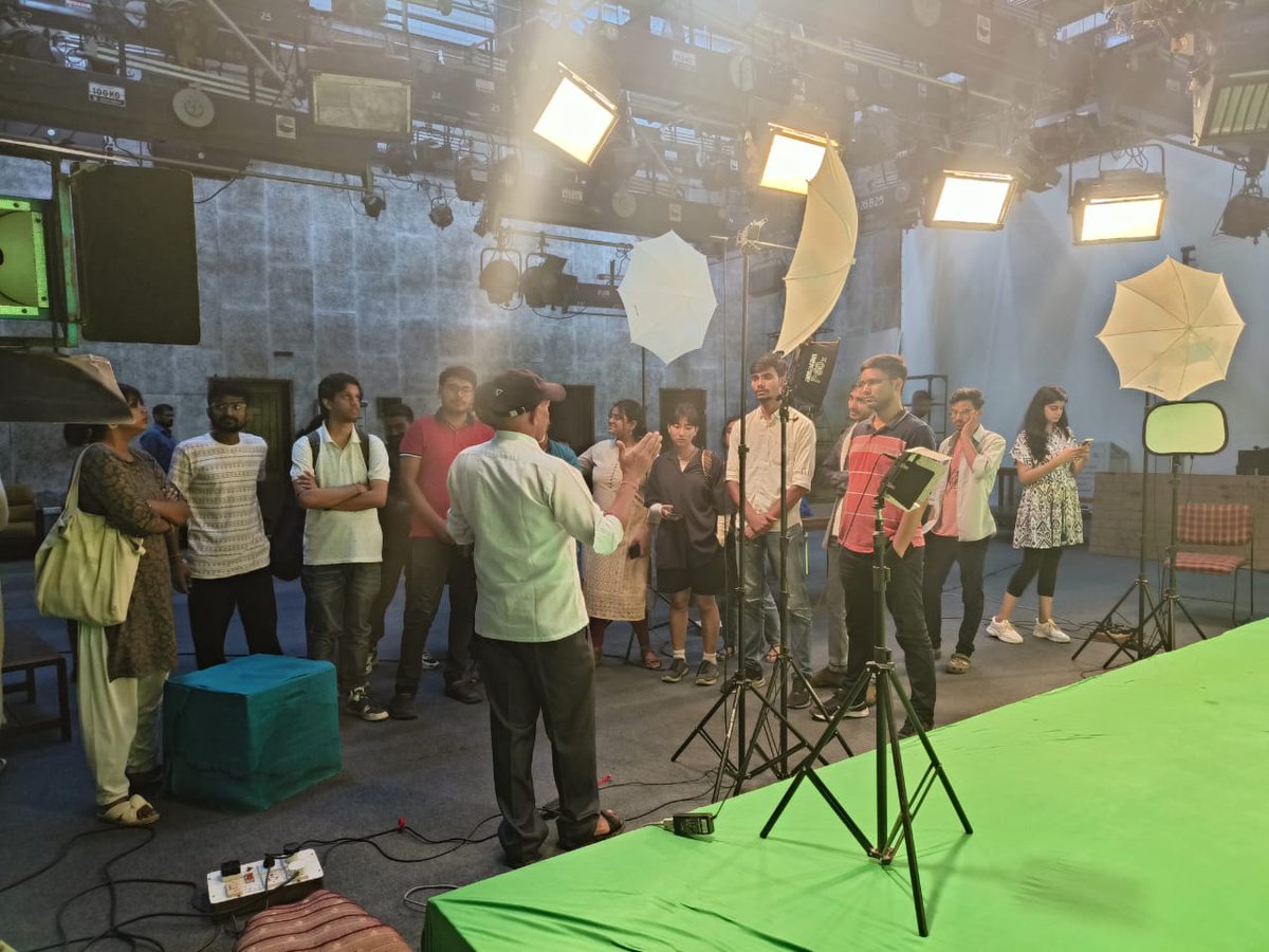 IIMC_India's tweet image. Students of Digital Media, New Delhi visited @ciet_ncert and witnessed the use of AR and VR in education. They also visited video and audio studios.

#immersiveeducation #ncert #futureoflearning @ncert @ProfSanjay_IIMC @AnubhutiYadava