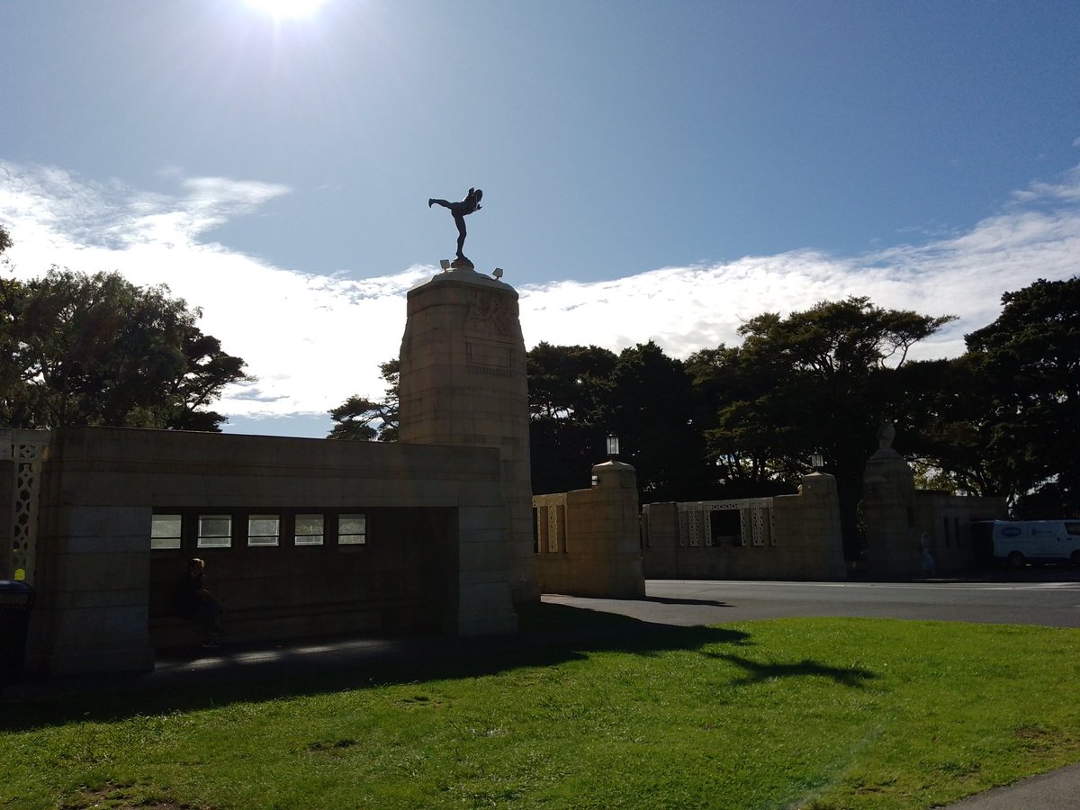 Tarliebear's tweet photo. The stunning athlete statue at the gateway to #AucklandDomain, I love my little walks through the Domain #tarlietravels @Auckland_NZ @AklCouncil @PureNewZealand @newzealand @aucklandmuseum @Tedonhols @ttteddybear @TravelPanda72 @exploringnz @nzwalksinfo @AucklandPics https://t.co/wMdKLdNuYB